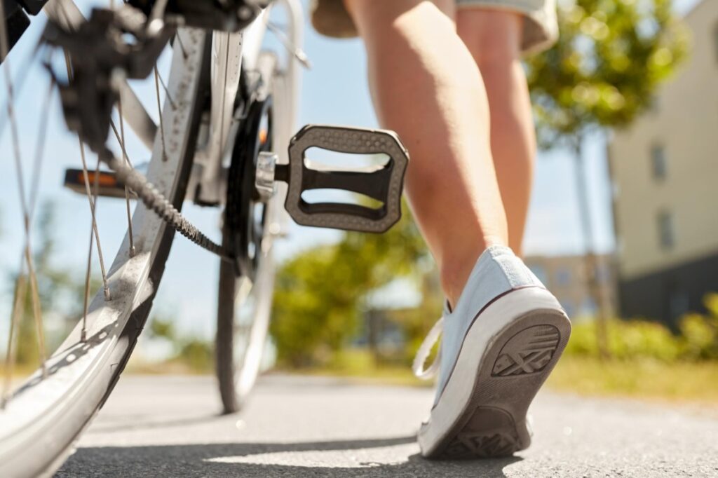 Rower bez przerzutek kojarzy się wielu osobom z dawnymi czasami, kiedy konstrukcja była prosta, a jazda wymagała więcej siły niż techniki.